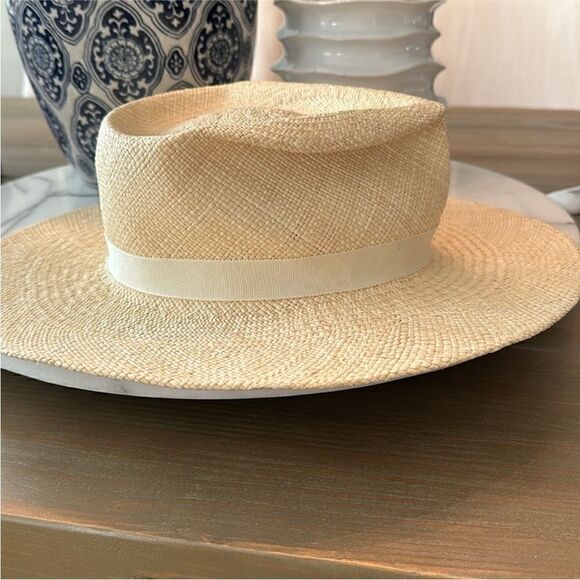 Gladys Tamez straw hat display picture 3